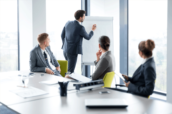 Équipe professionnelle qui brainstorm